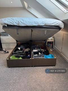 Studio to rent, Meads Road, London, N22
