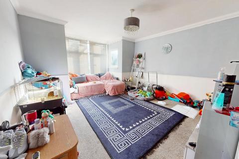2 bedroom flat for sale, Cobham Road, Westcliff-on-Sea, SS0