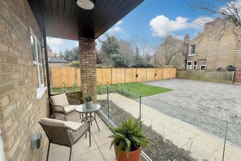 2 bedroom flat to rent, Manor Road, Beckenham BR3