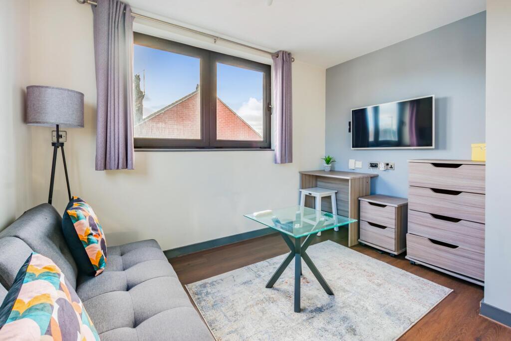 1 bed flat to rent Stagbury Ave, London CR5