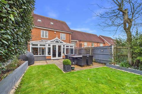 Aris Way, Buckingham, Buckinghamshire, MK18