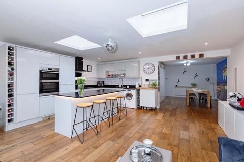 4 bedroom chalet for sale, Manor Close, Lancing