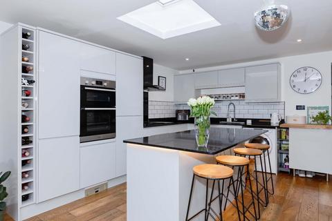 4 bedroom chalet for sale, Manor Close, Lancing