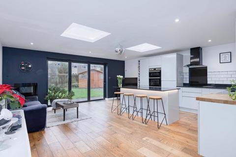 4 bedroom chalet for sale, Manor Close, Lancing
