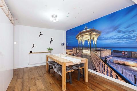 4 bedroom chalet for sale, Manor Close, Lancing