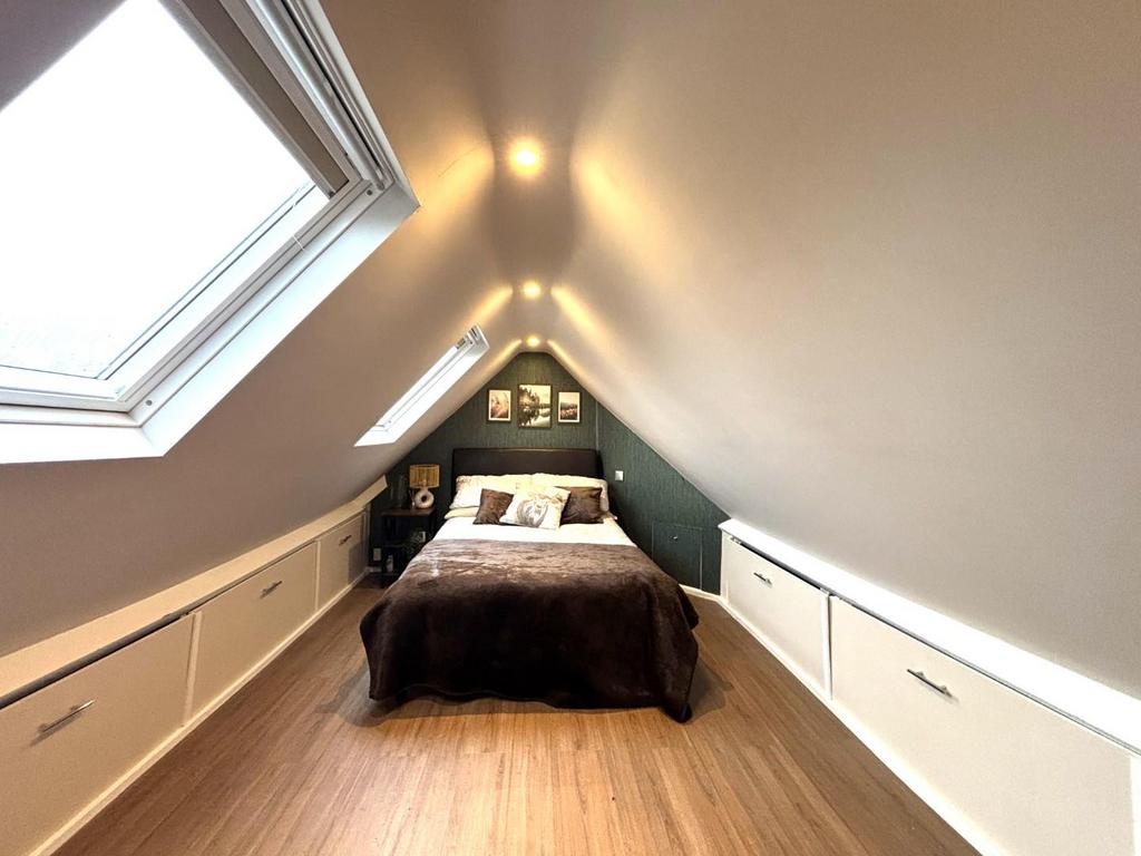 Loft Room 1.jpeg