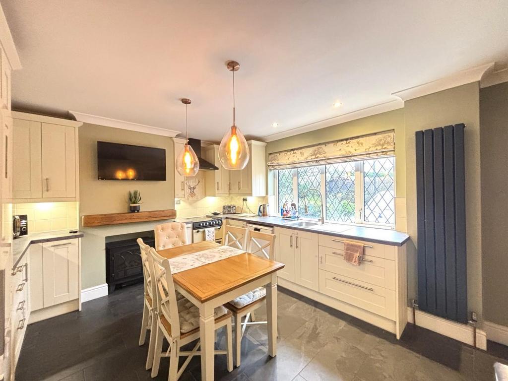 Kitchen Dining 1.jpeg