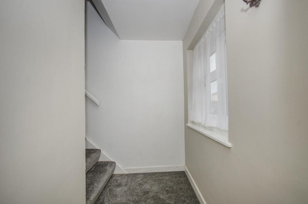 Entrance hall pic 2.jpg