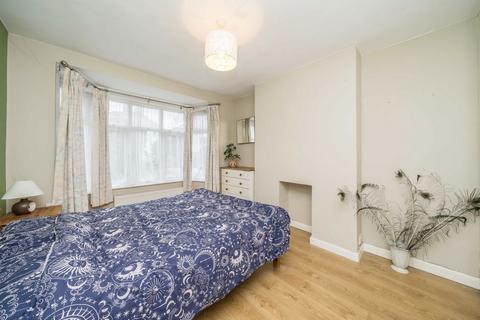 2 bedroom maisonette for sale, Grove Close, Kingston Upon Thames KT1