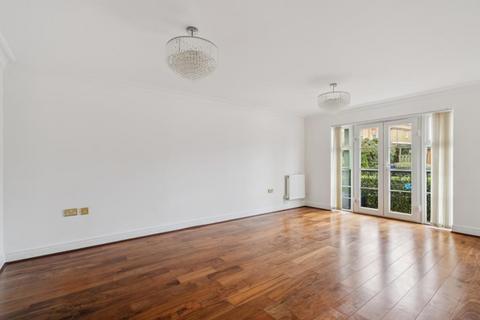 3 bedroom flat to rent, Eastbury Avenue, Northwood HA6