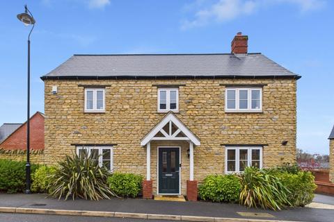 4 bedroom detached house for sale, Roberts Road, Silverstone, NN12