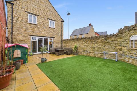 4 bedroom detached house for sale, Roberts Road, Silverstone, NN12