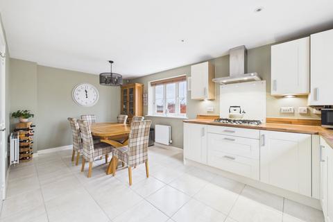 4 bedroom detached house for sale, Roberts Road, Silverstone, NN12
