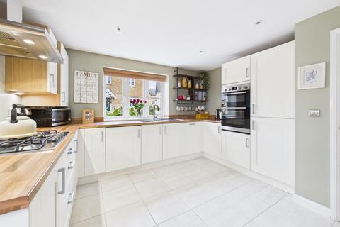 4 bedroom detached house for sale, Roberts Road, Silverstone, NN12
