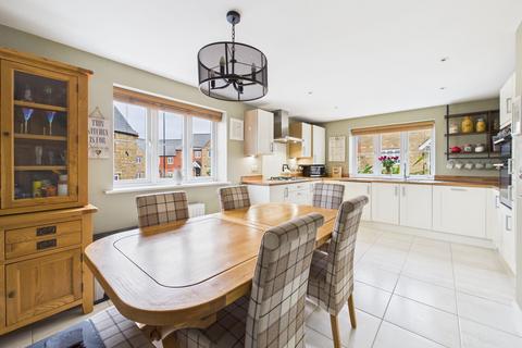 4 bedroom detached house for sale, Roberts Road, Silverstone, NN12