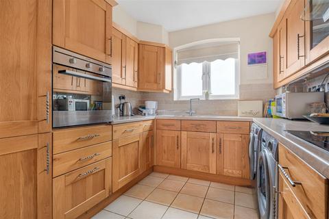 2 bedroom flat for sale, Boleyn Court, Buckhurst Hill
