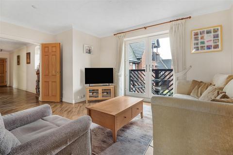 2 bedroom flat for sale, Boleyn Court, Buckhurst Hill