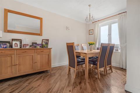 2 bedroom flat for sale, Boleyn Court, Buckhurst Hill