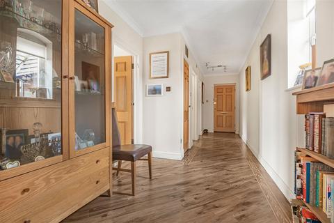 2 bedroom flat for sale, Boleyn Court, Buckhurst Hill