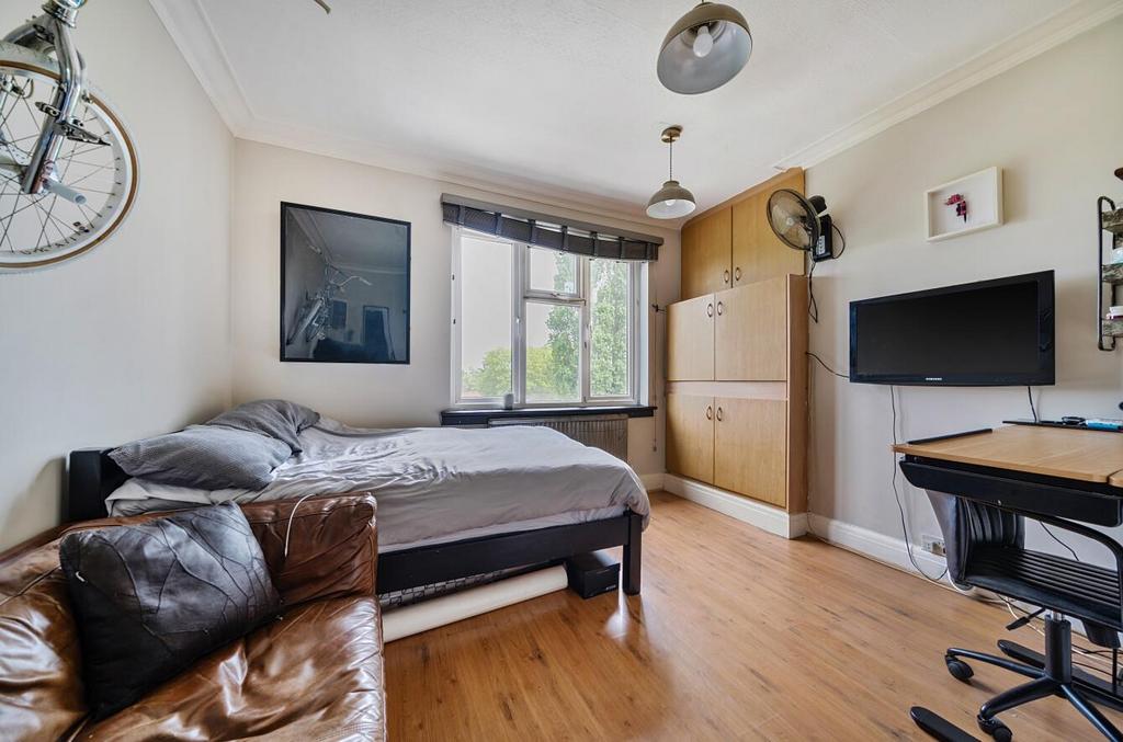 Davidson Frost-Wellings, DFW, Woodhill Crescent, B