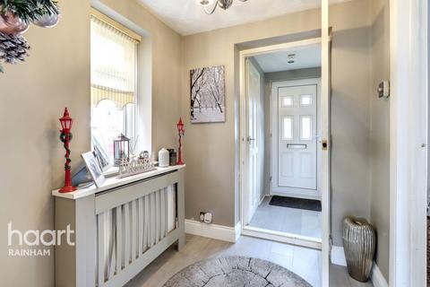 3 bedroom semi-detached house for sale, Gray Gardens, Rainham, RM13 7NH