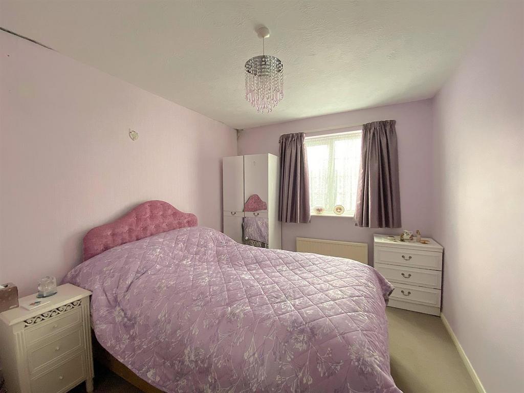 5 The Briary - Bed1.jpg