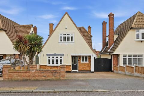 3 bedroom detached house for sale, Woodbrooke Way, Corringham, Stanford-le-hope, Essex, SS17 9DR