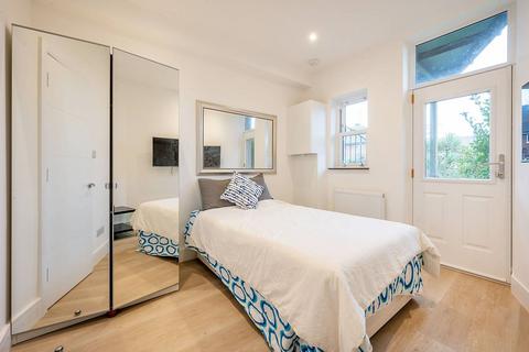 Studio to rent, York Road, Acton, W3