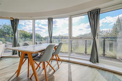 2 bedroom flat for sale, The Embankment, Nash Mills Wharf, HP3