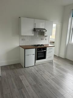 Studio to rent, Iffley Road, London W6