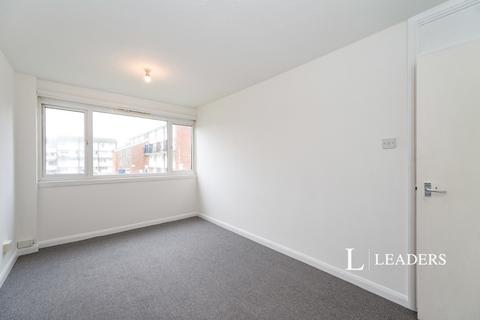 3 bedroom flat to rent, Lumsden Road, PO4