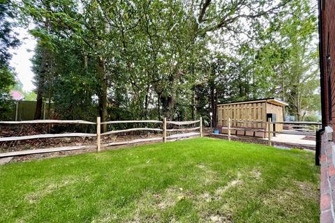 2 bedroom apartment to rent, Cypress Heights, Warlingham CR6