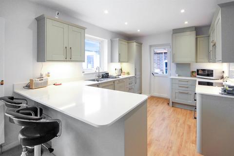 2 bedroom detached bungalow to rent, Highview Way, Brighton