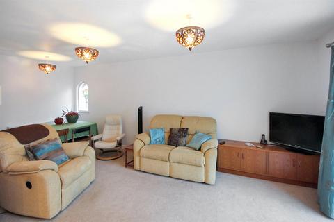 2 bedroom detached bungalow to rent, Highview Way, Brighton