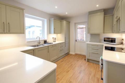 2 bedroom detached bungalow to rent, Highview Way, Brighton