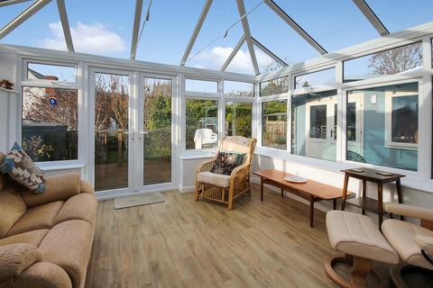 2 bedroom detached bungalow to rent, Highview Way, Brighton