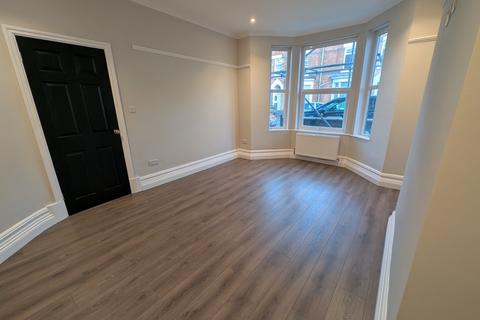 3 bedroom terraced house to rent, Walthall St, Crewe