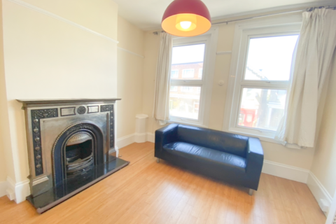 3 bedroom flat to rent, Portland Mansions, Portland Road, London, SE25