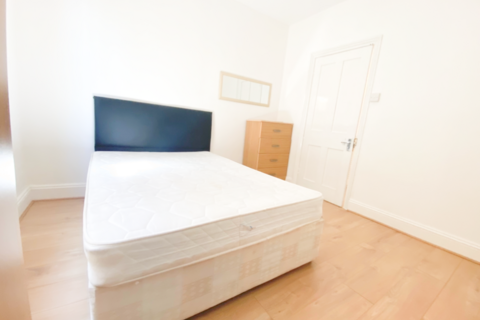 3 bedroom flat to rent, Portland Mansions, Portland Road, London, SE25