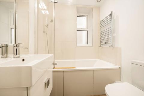 2 bedroom flat to rent, St. Pauls Avenue, London NW2