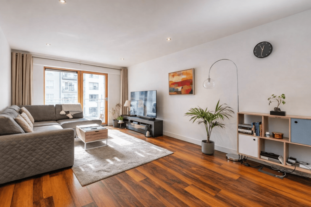 Modern One Bedroom Apartment with study, private