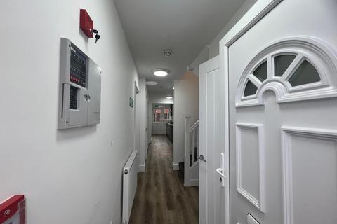 5 bedroom semi-detached house to rent, North Hyde Road, Hayes UB3
