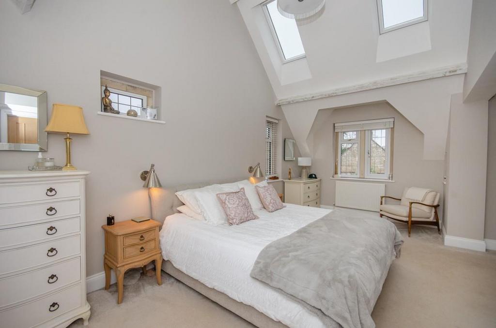 Master bedroom pic 2.jpg