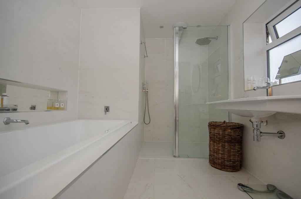 Master bedroom ensuite.jpg