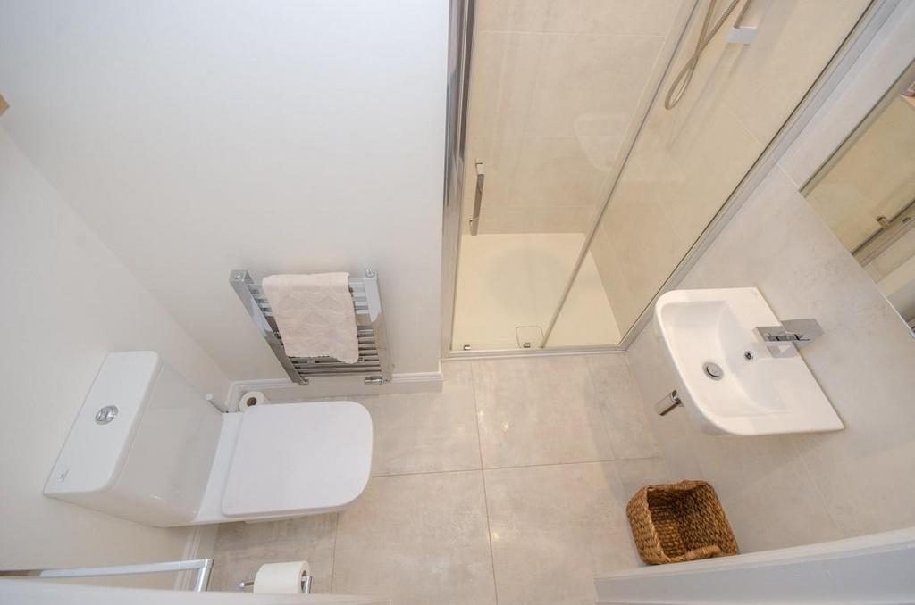 Bedroom 3 ensuite.jpg