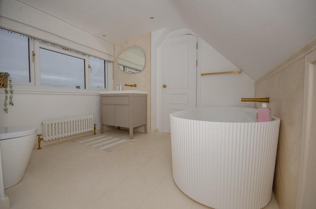 Bedroom 4 ensuite pic 2.jpg