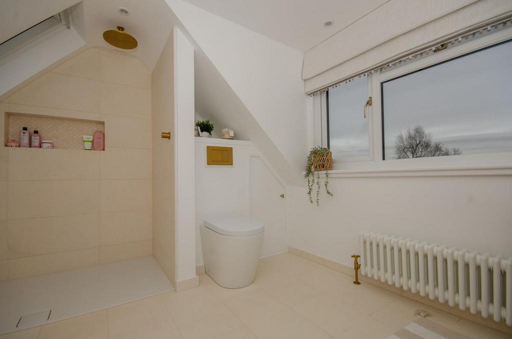 Bedroom 4 ensuite pic 1.jpg