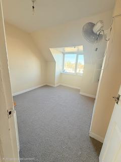 2 bedroom flat to rent, Woodford Avenue, Ilford IG2