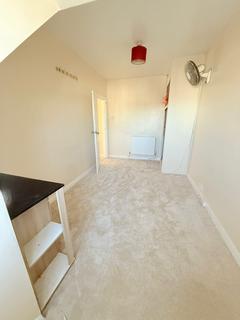 2 bedroom flat to rent, Woodford Avenue, Ilford IG2