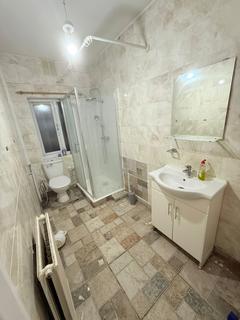 2 bedroom flat to rent, Woodford Avenue, Ilford IG2